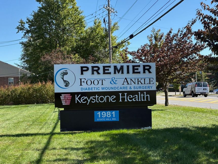 A sign that says premier foot & ankle keystone health