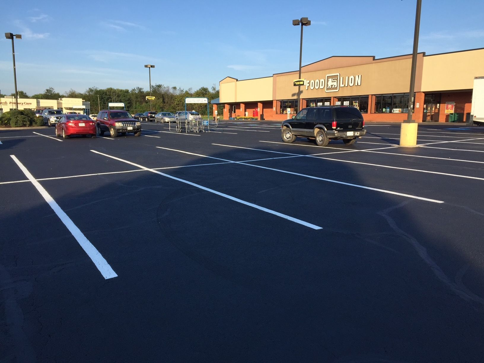 cars are parked in a parking lot in front of a store called park place