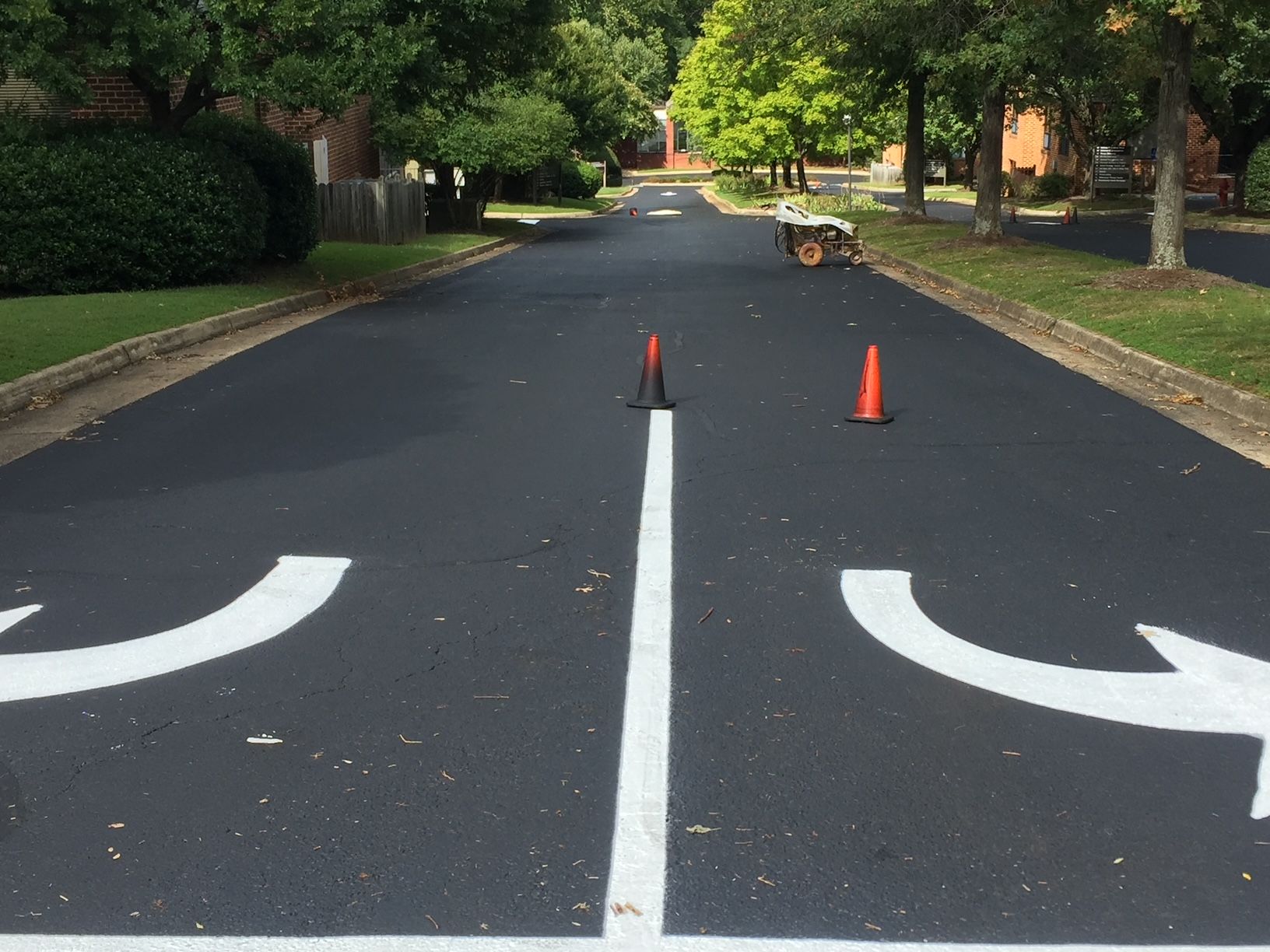 an arrow is painted on the side of a road