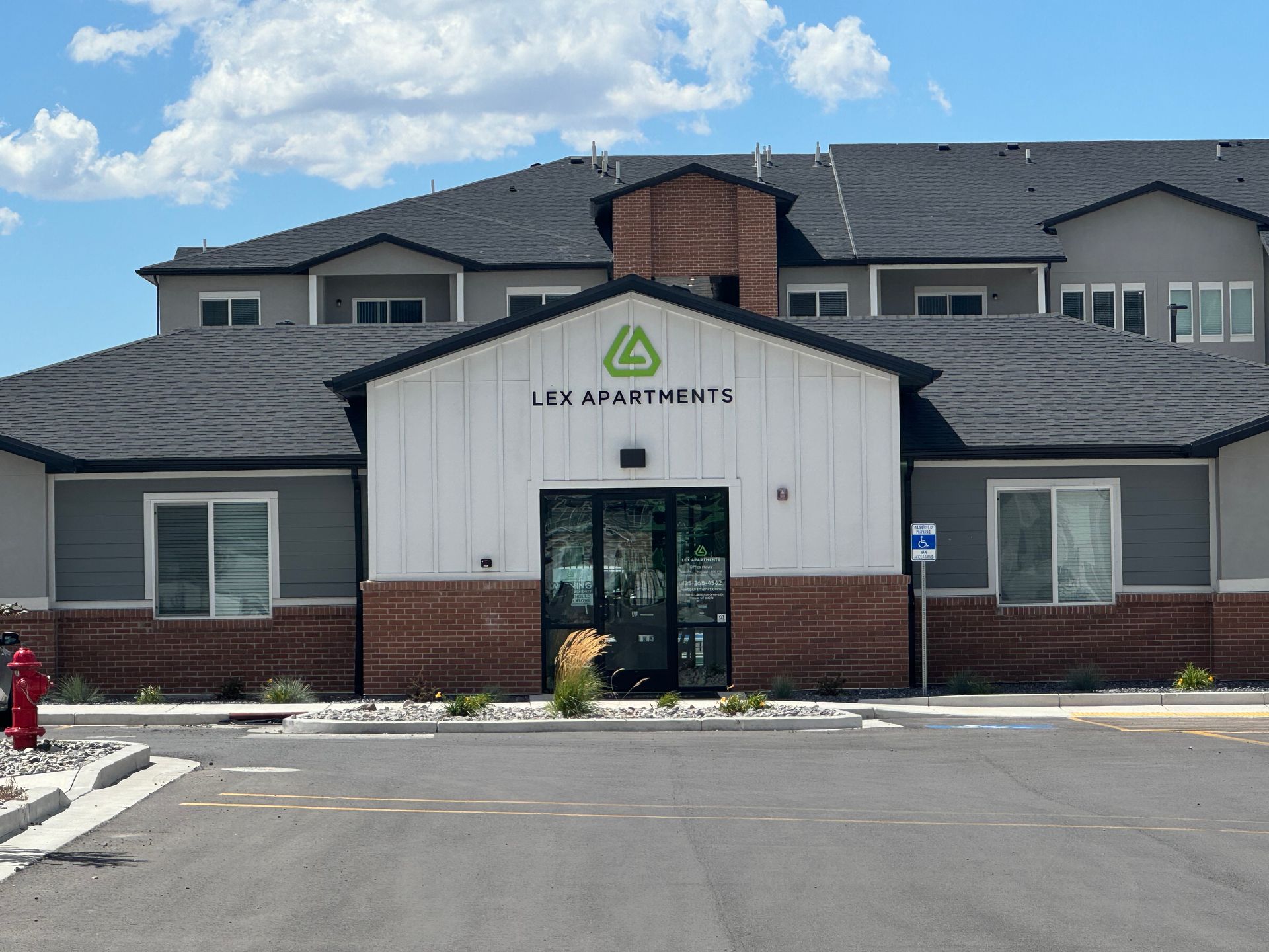A large apartment building with a sign that says apartments
