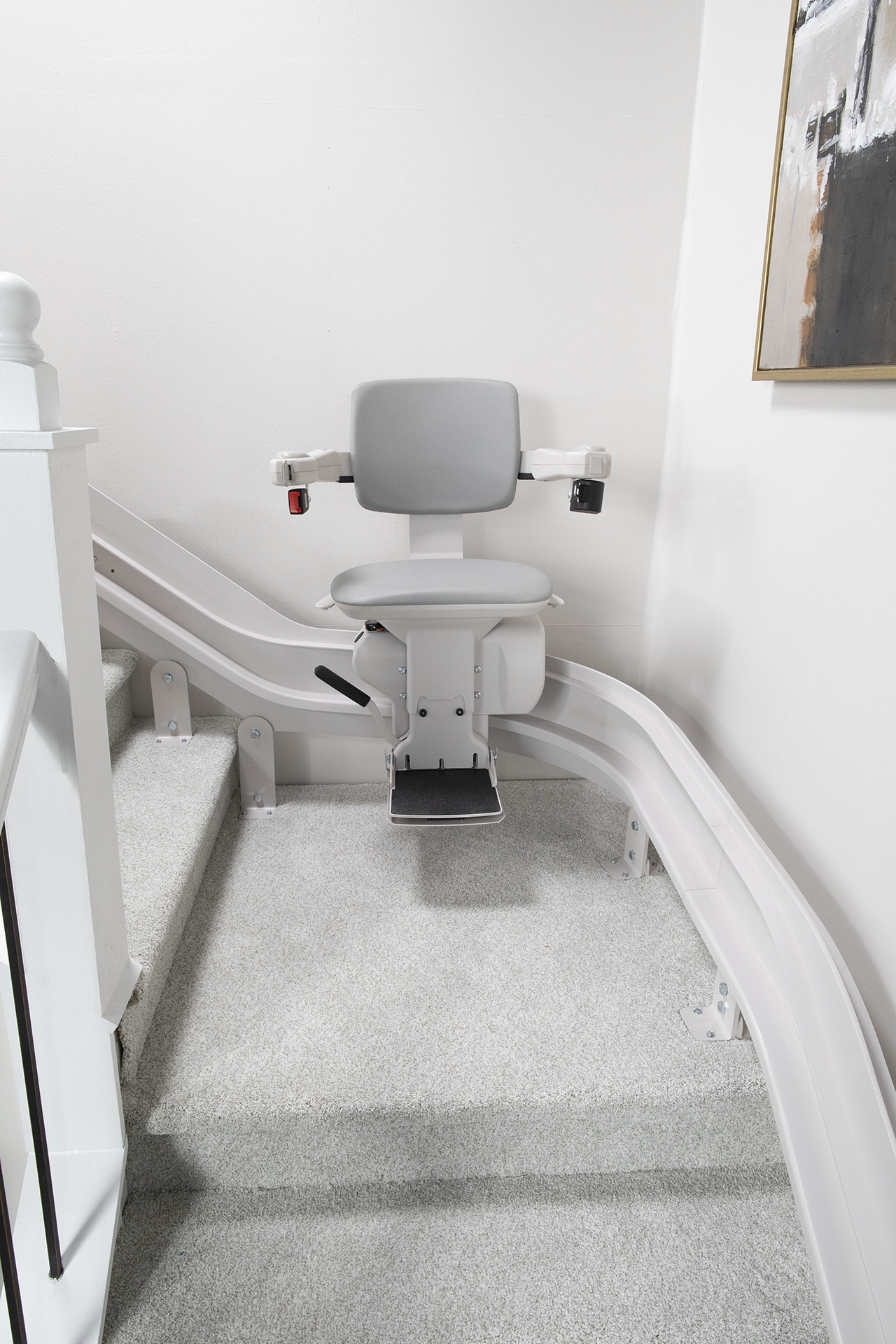 A stair lift is sitting on top of a set of stairs.