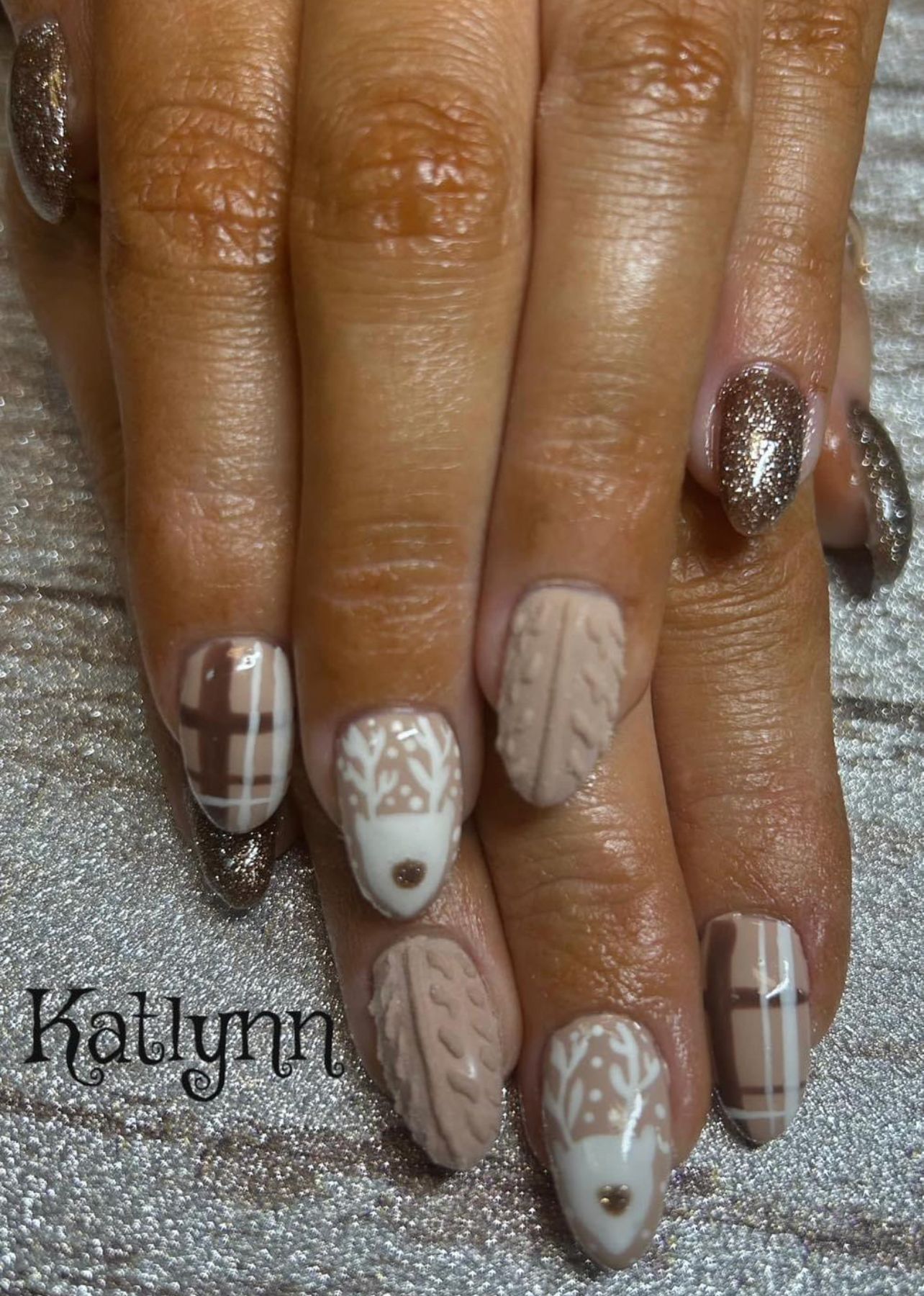 Brown design nails
