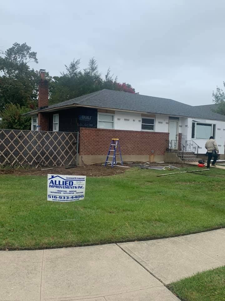 A house with a sign in front of it that says allico