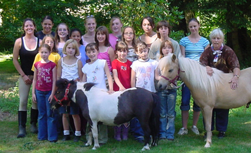 Group picture of the students together of some horse