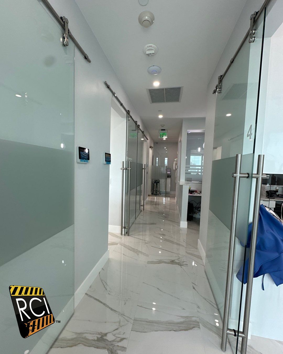 A hallway with a sign that says rci on it