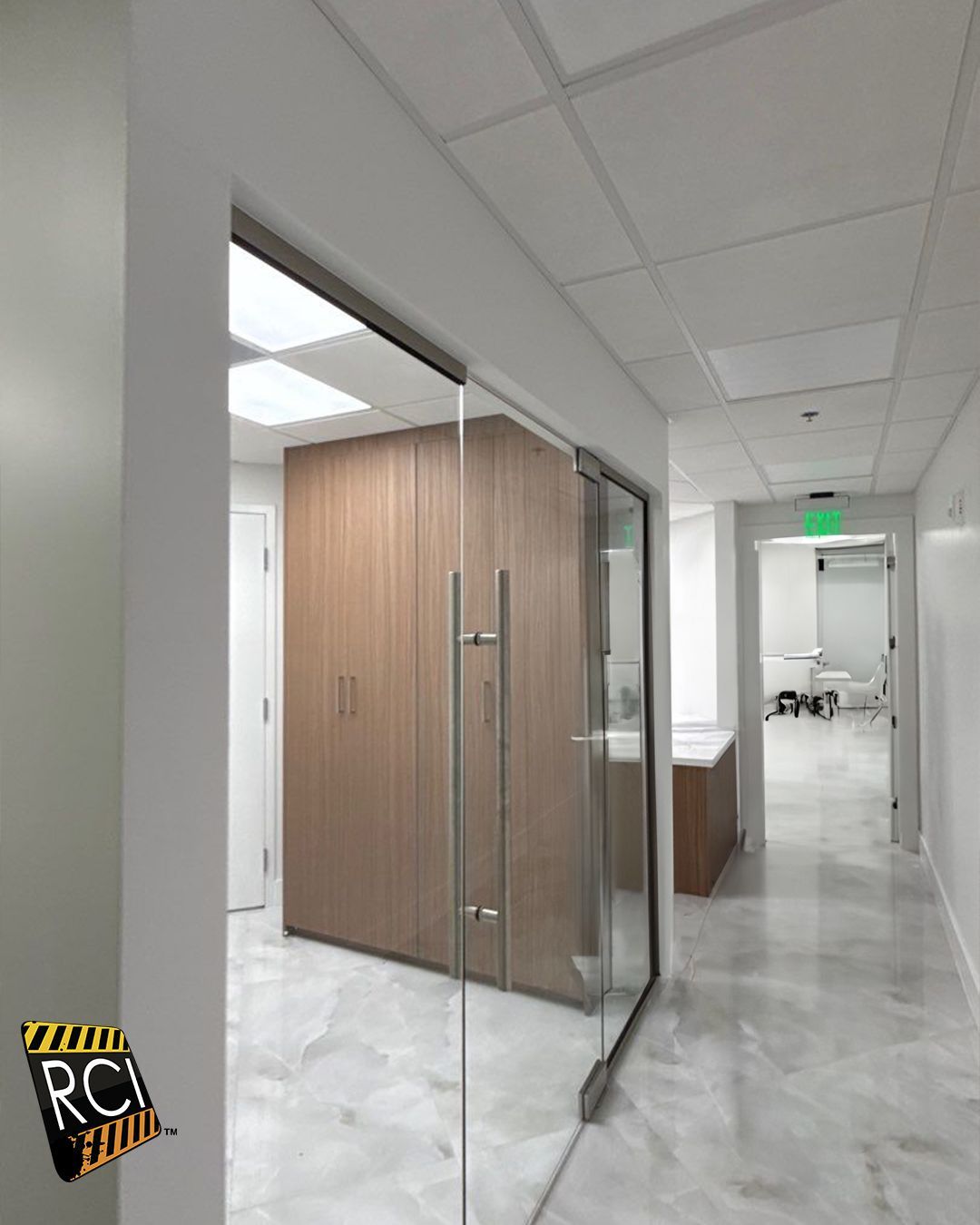 A hallway with a sign that says roi on it