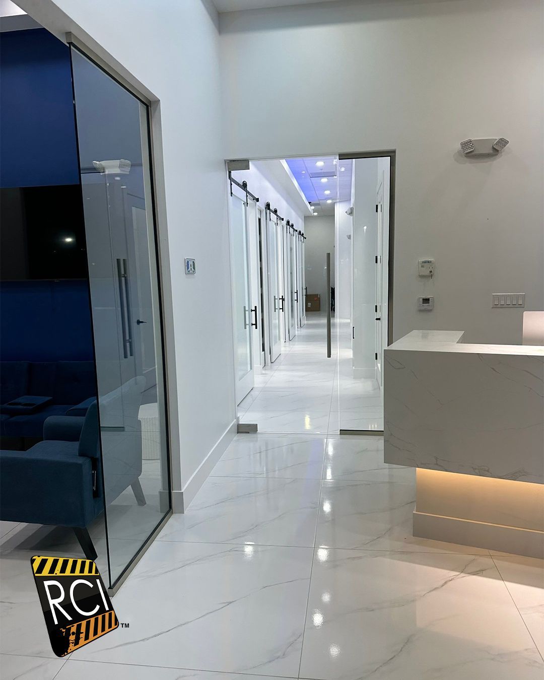A hallway with a sign that says rci on it