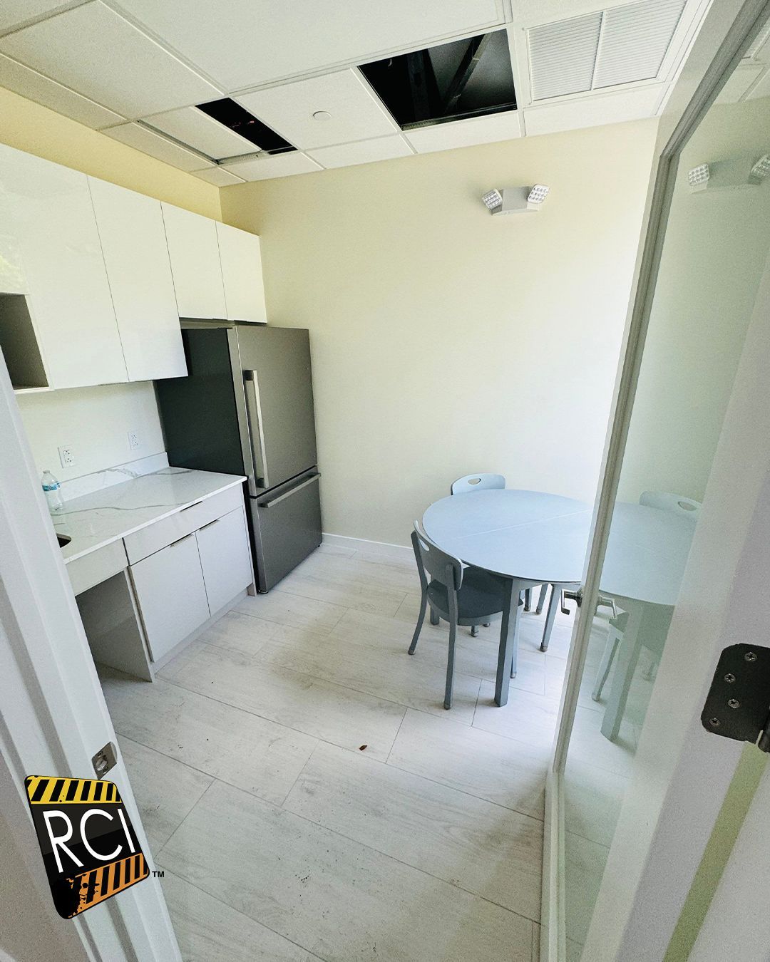 A kitchen with a sign on the door that says rci