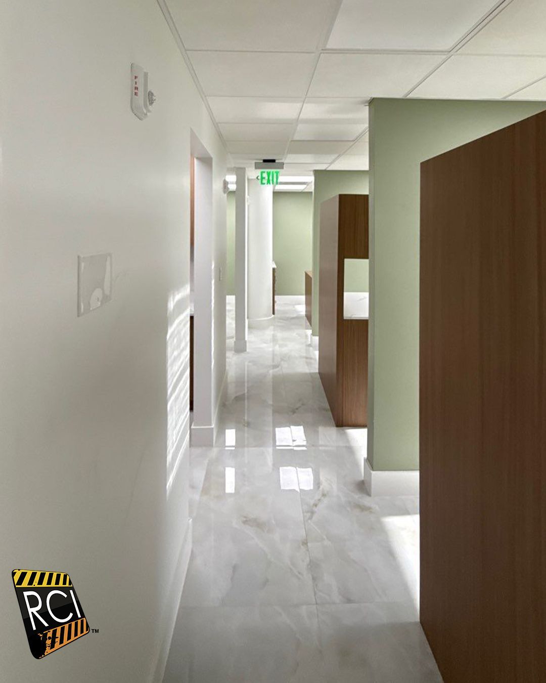 A hallway with a sign that says roi on it