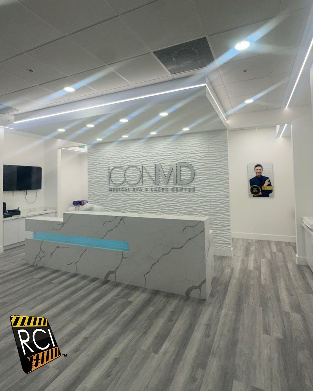 A room with a counter and a wall that says convd