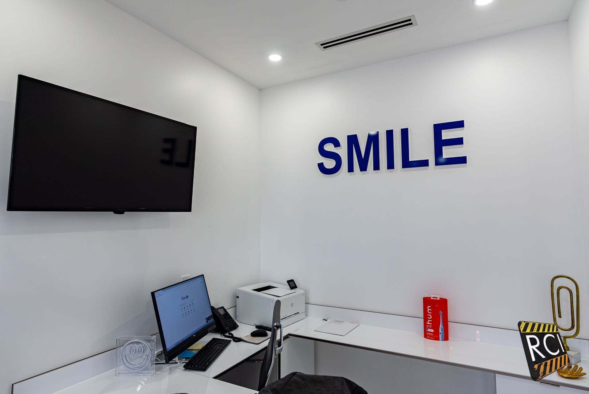 A white wall with the word smile on it