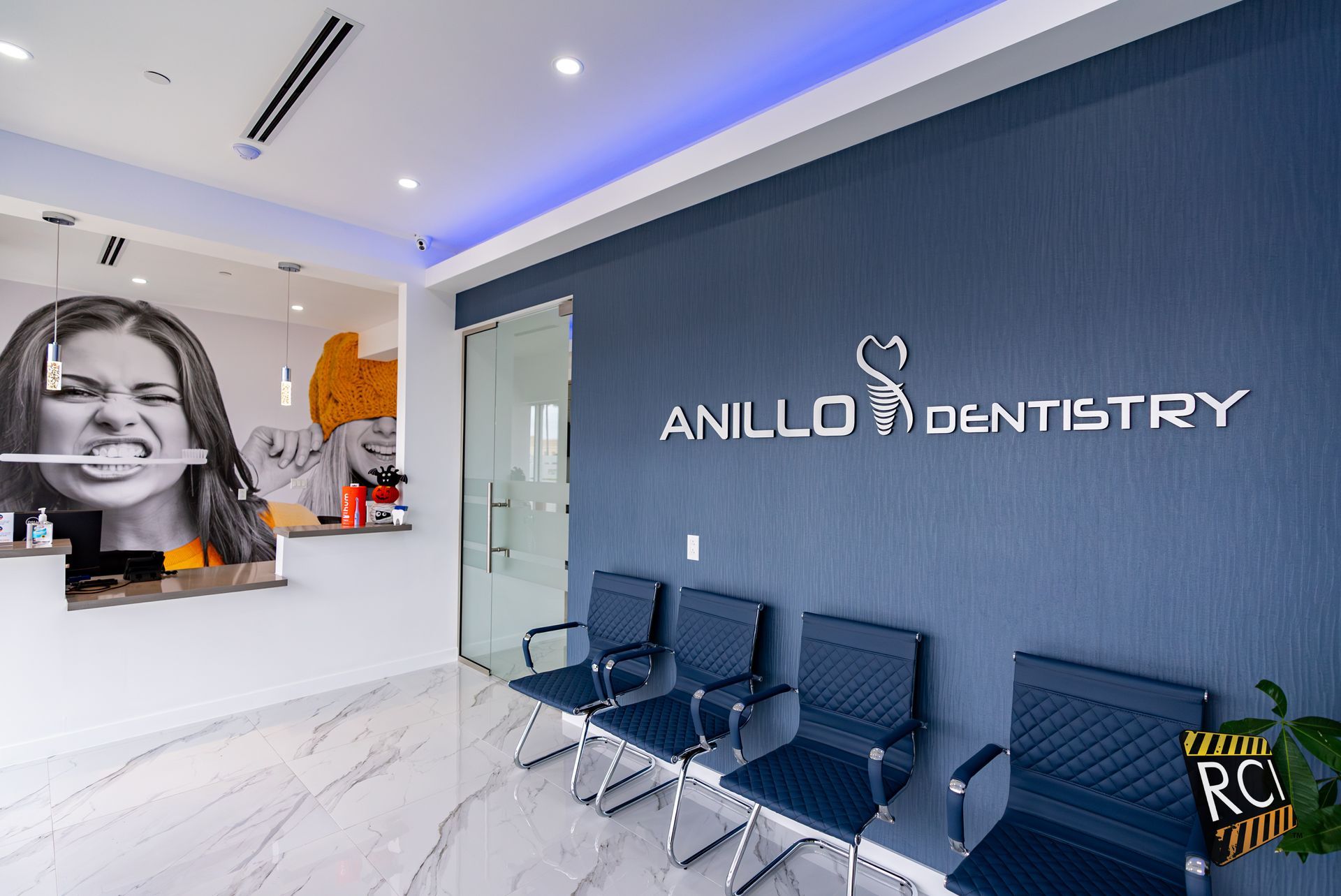 A waiting room with chairs and a sign that says anillo dentistry.