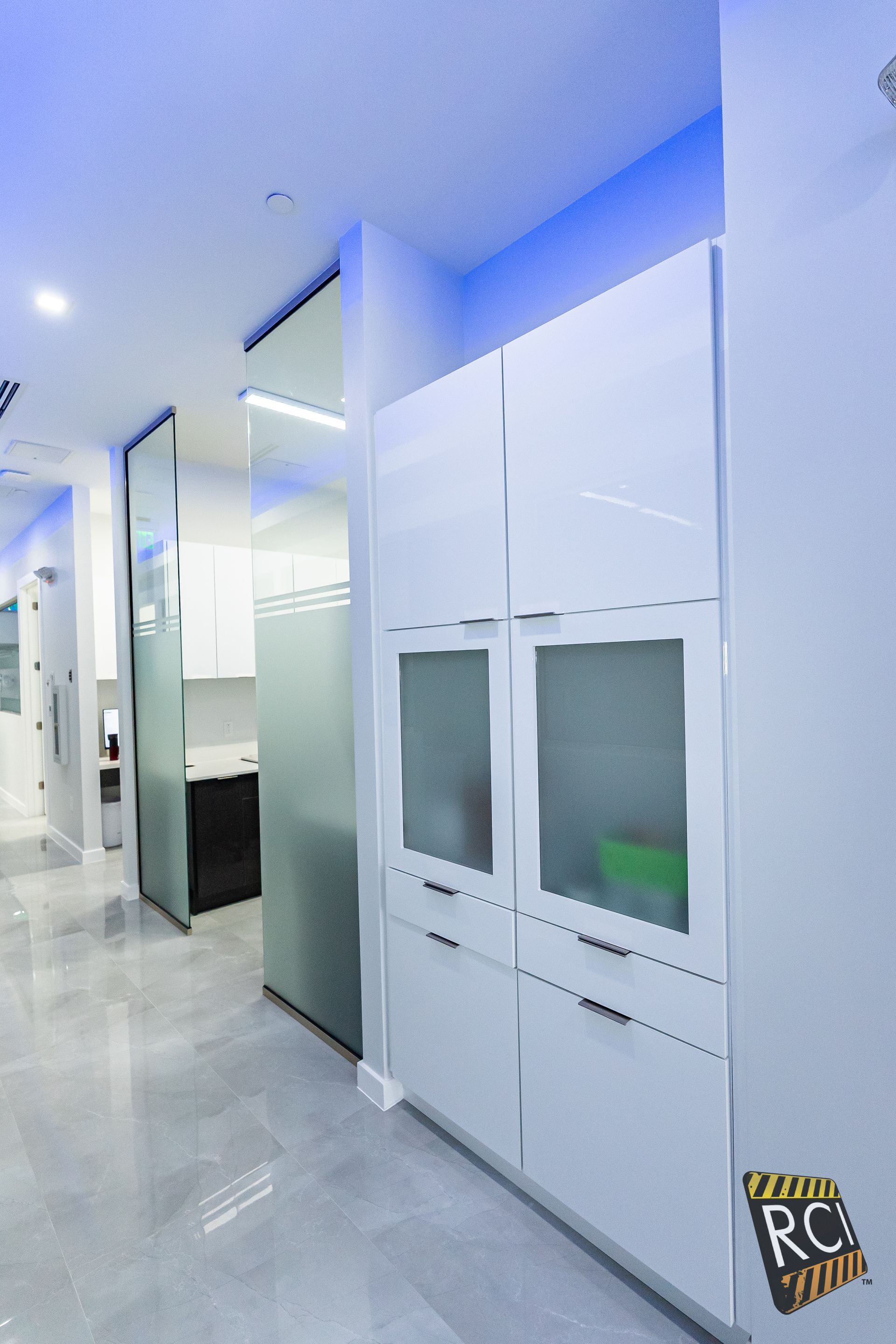 A hallway with a sign that says rc on it