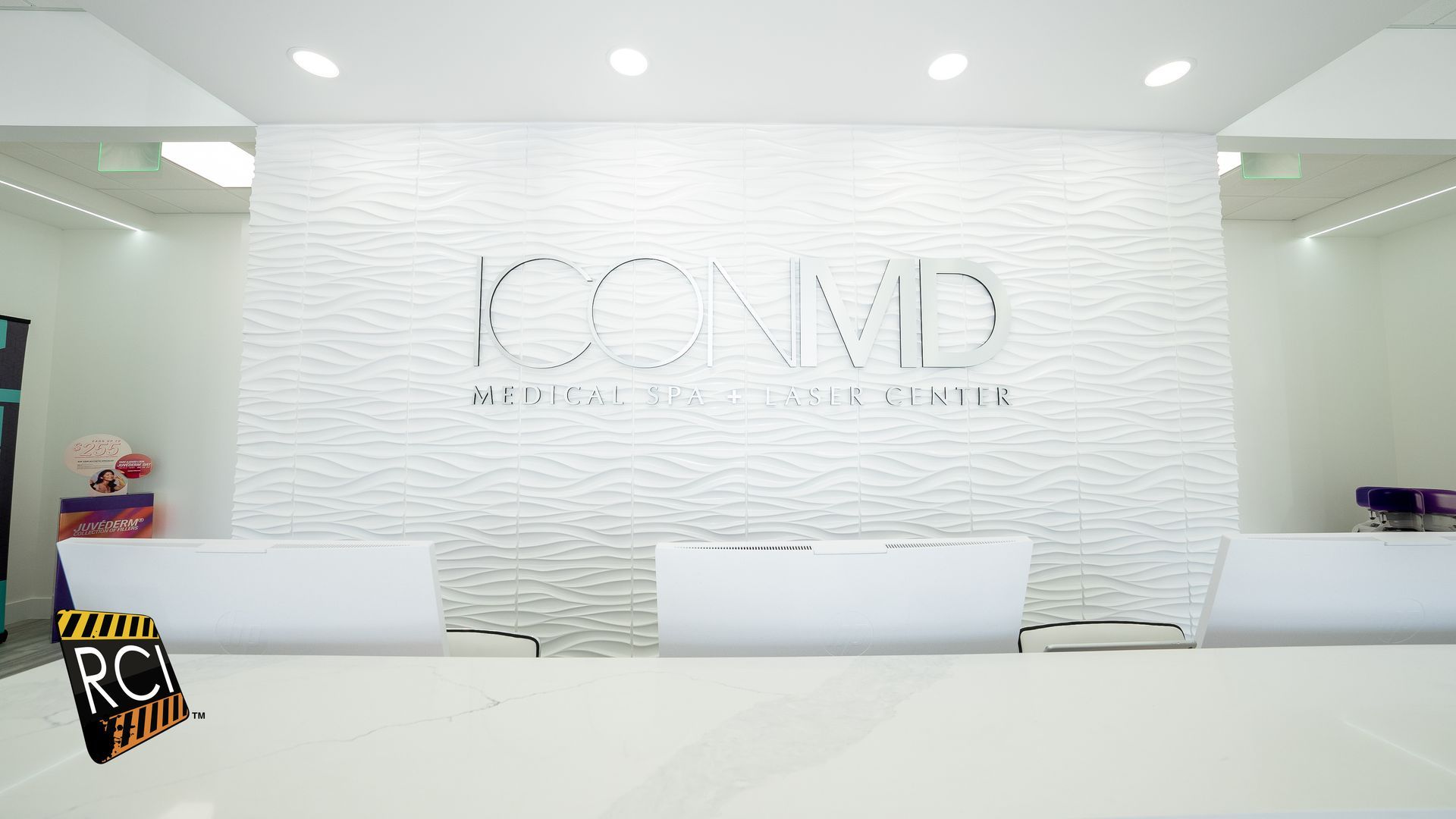 A white wall with the word icond on it