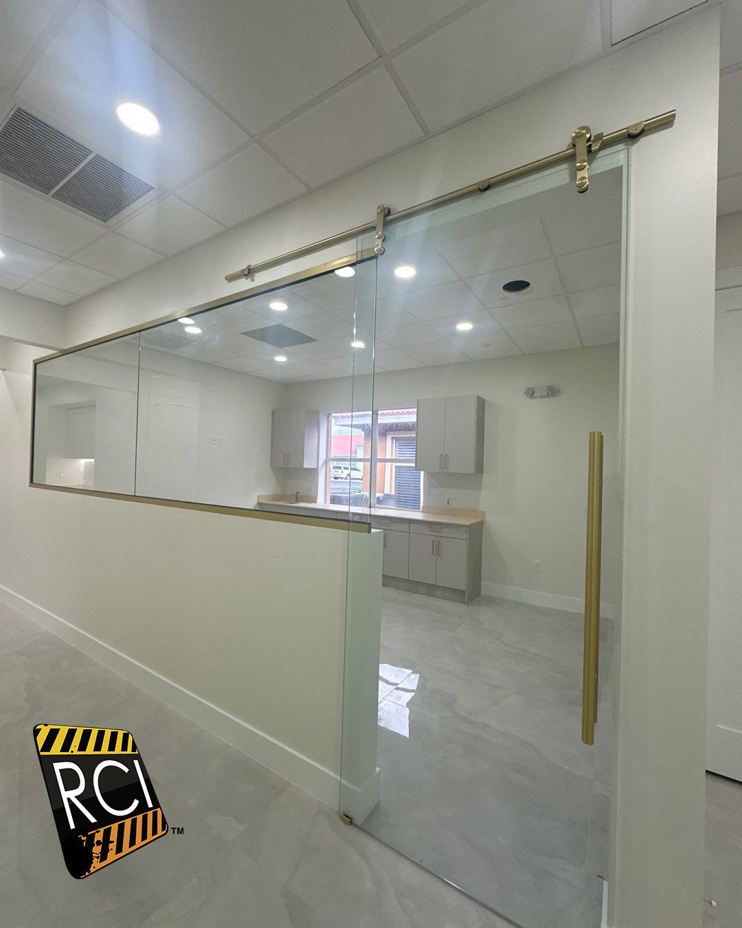 A room with a sliding glass door and a sign that says rci