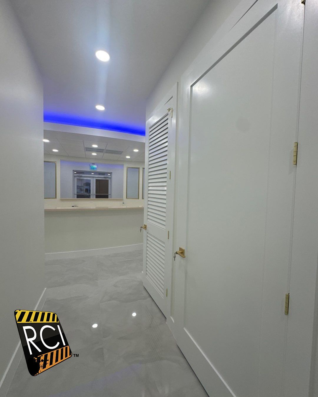 A hallway with a sign that says rci on it
