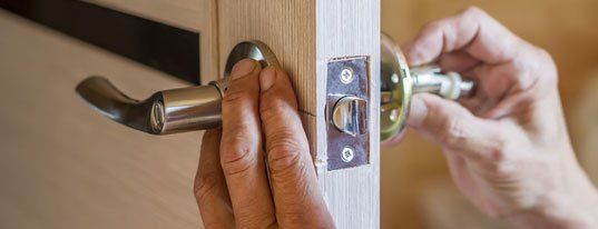 Man installing the doorknob