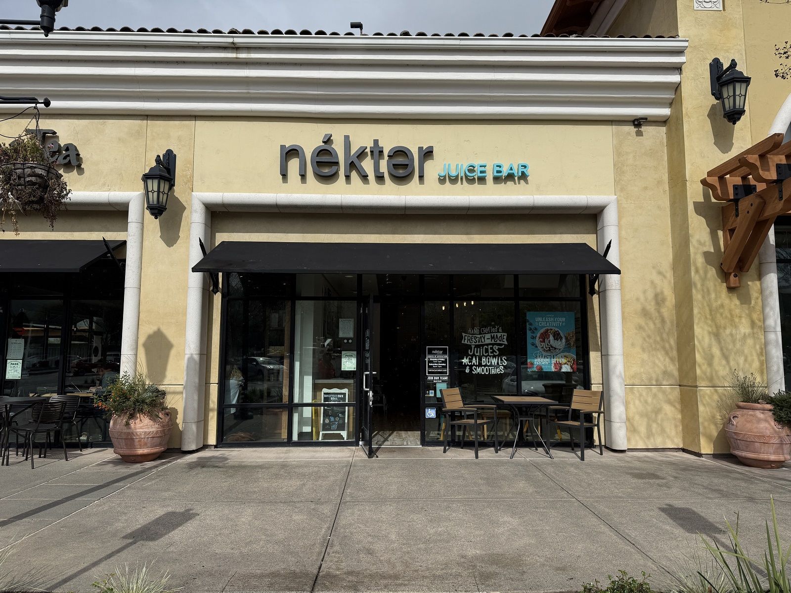 A store front with the word nekter on it