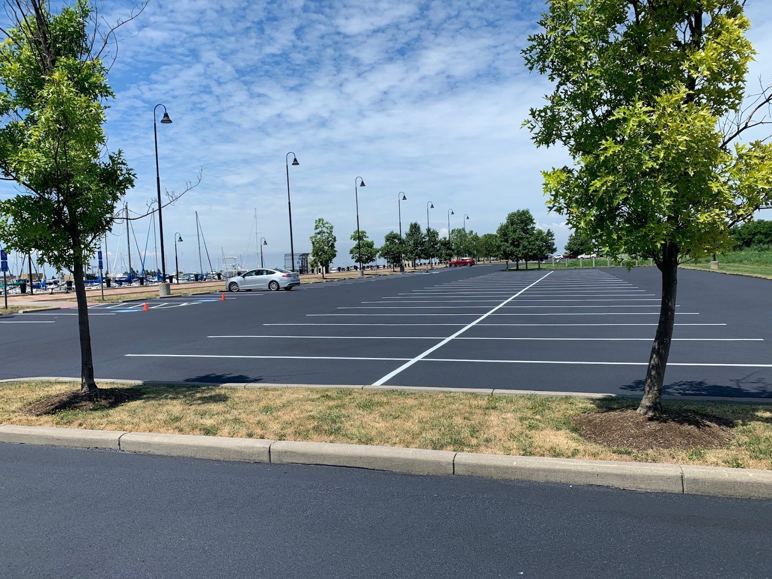 A parking lot with a lot of cars parked in it