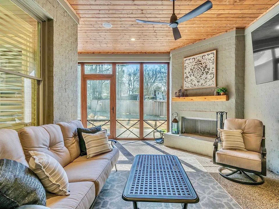 Neshoba, house interior