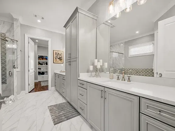 Neshoba, house interior