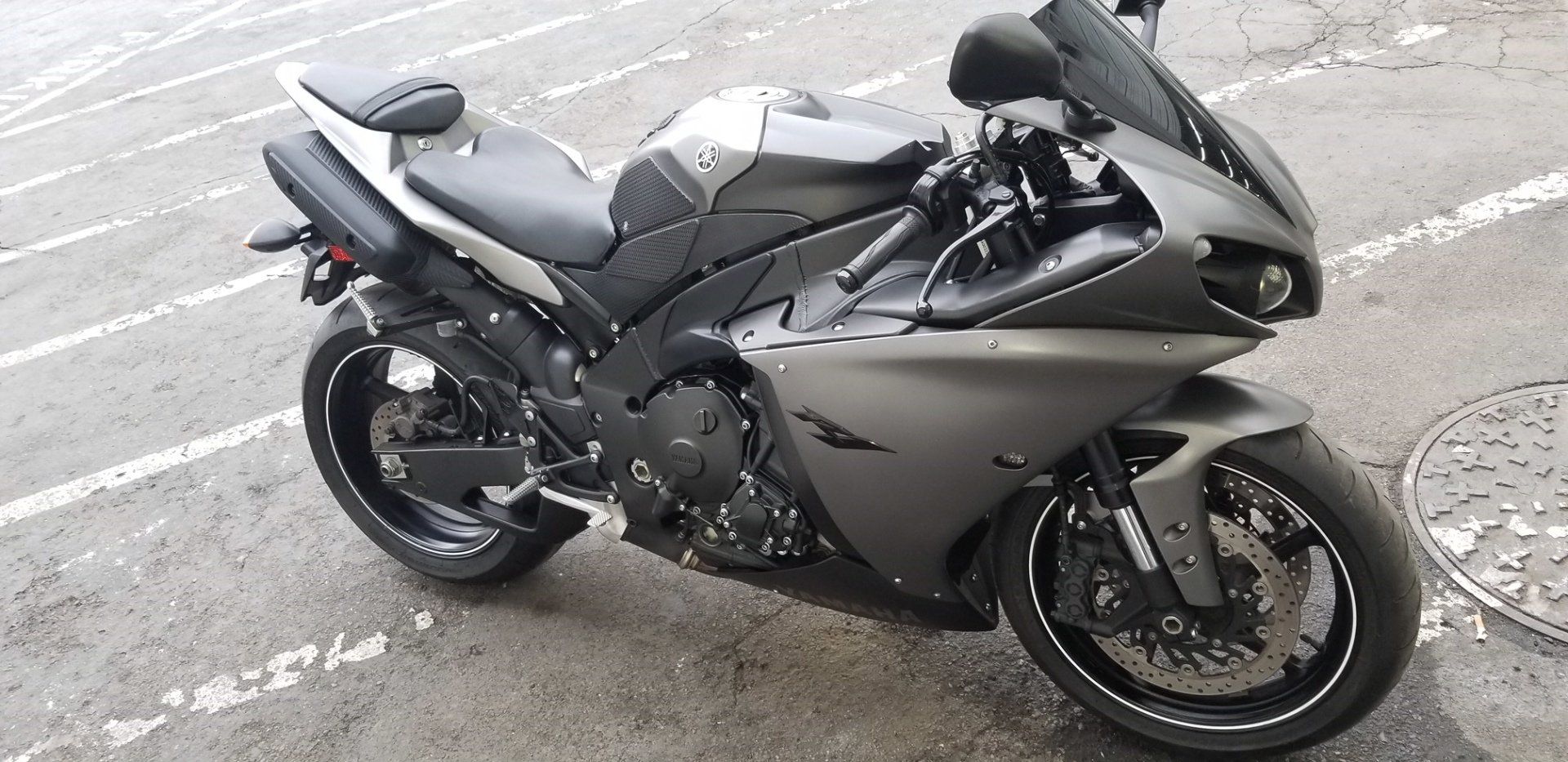 2013 Yamaha yzf-r1 20474 miles super clean bike. $9,200 left view