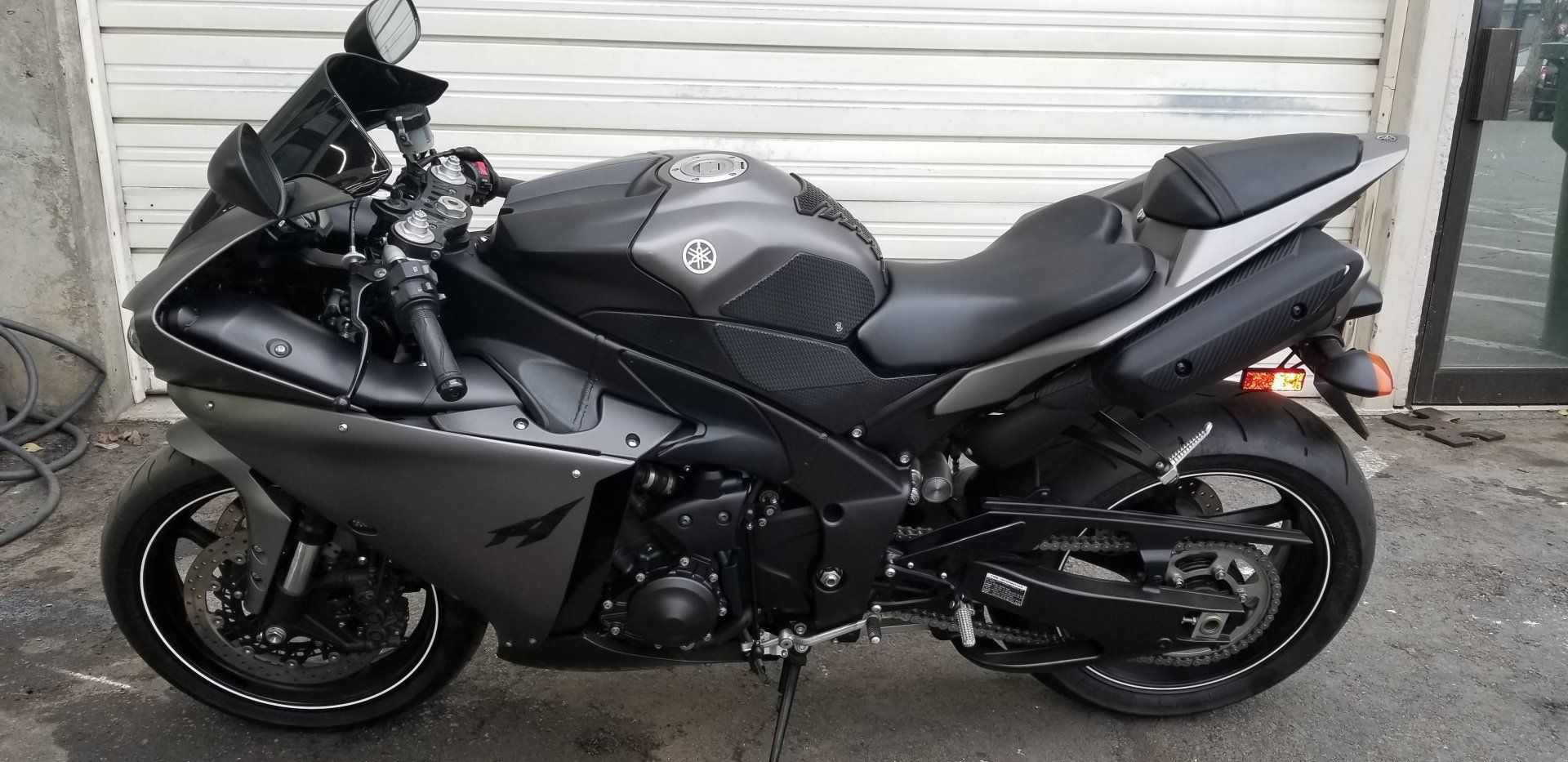 2013 Yamaha yzf-r1 20474 miles super clean bike. $9,200 right view