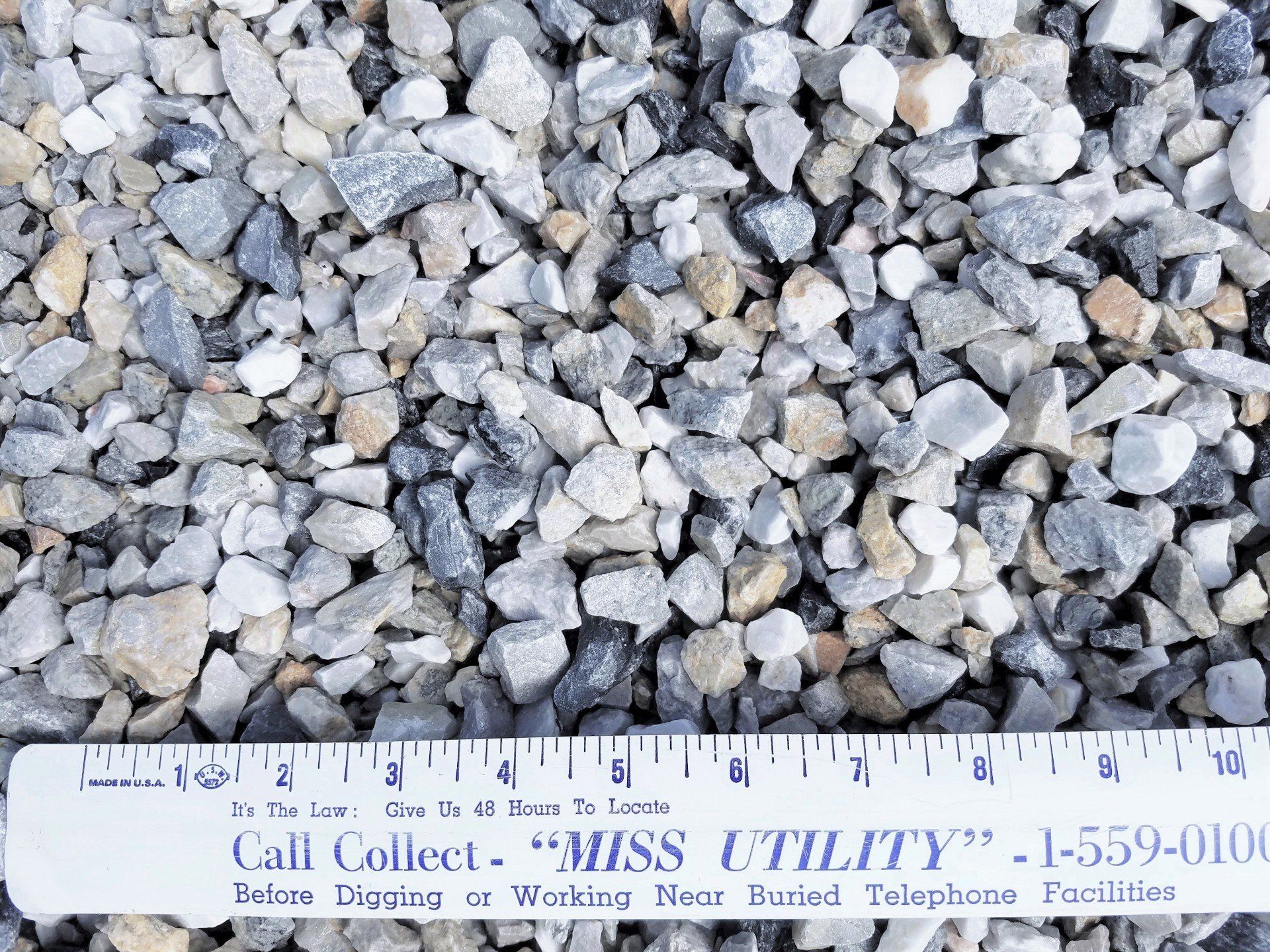 #7 WHITE - LT. GRAY STONE (HALF INCH)