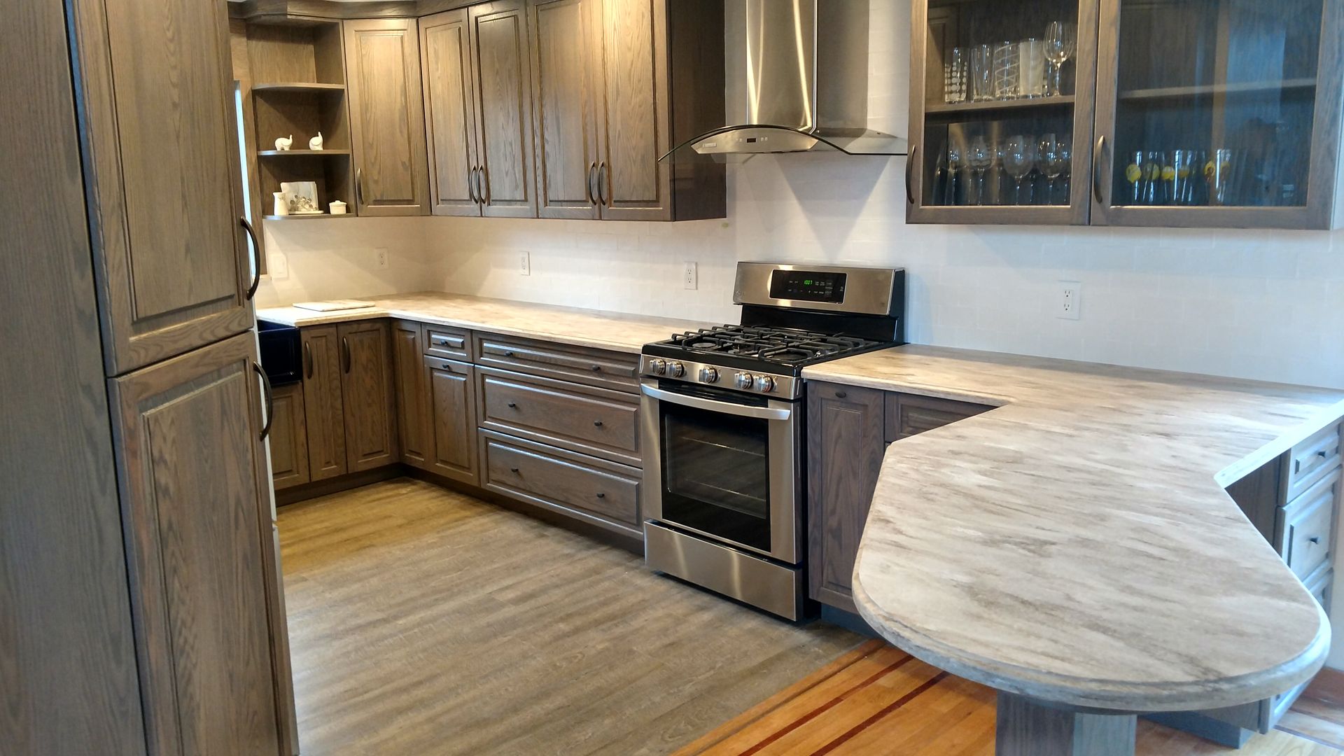 Nice looking kitchen.