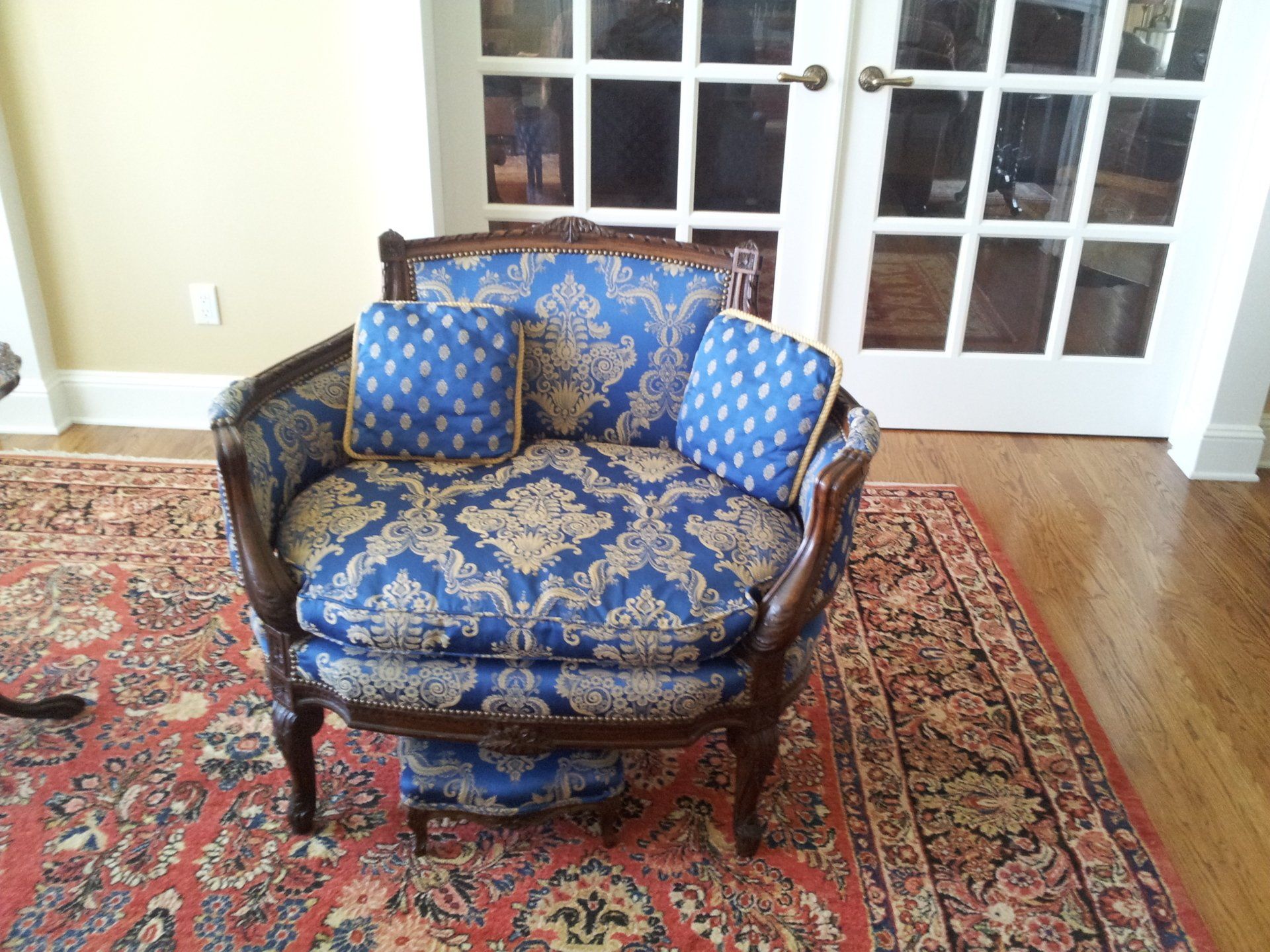 Residential chair with pattern