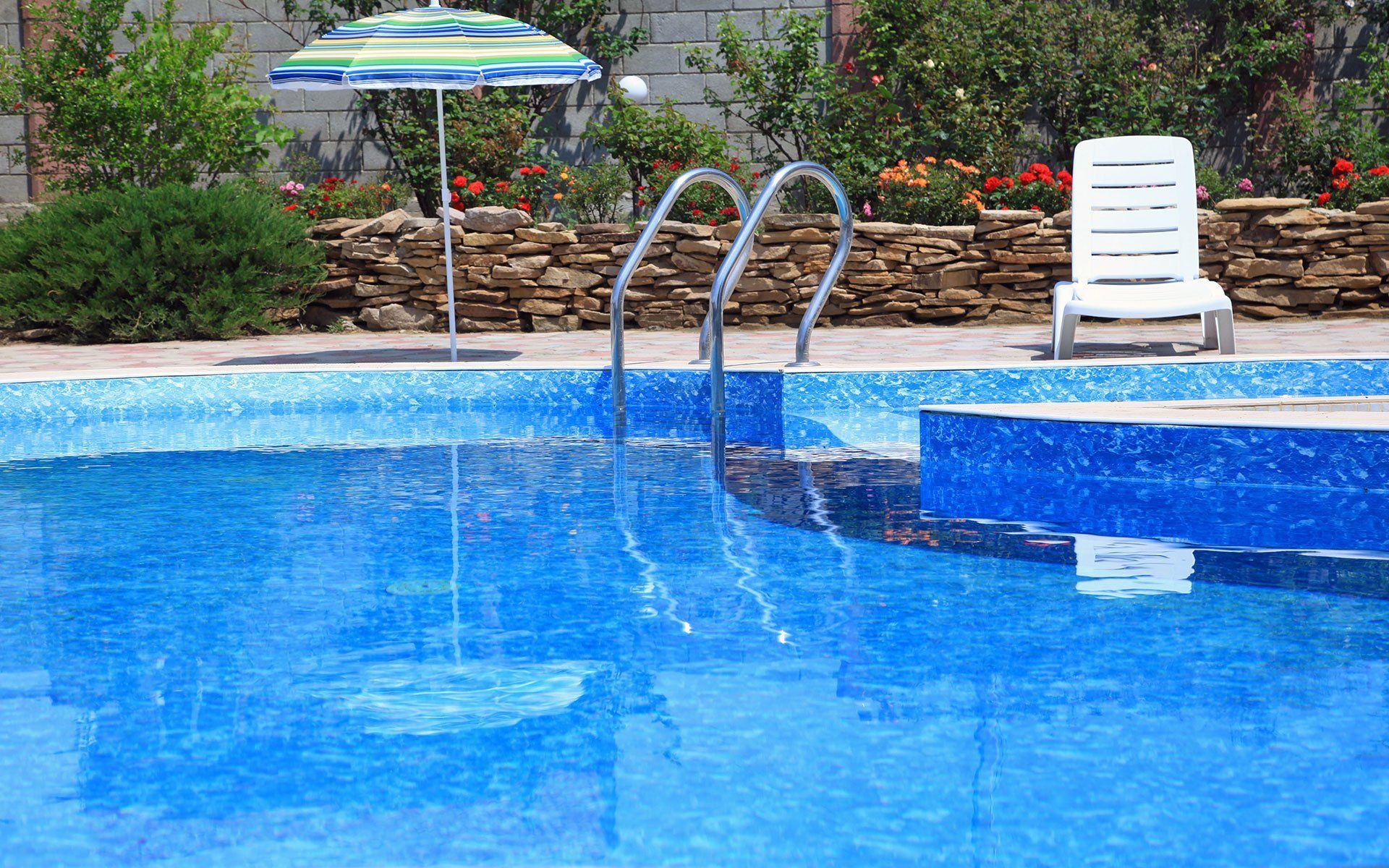 A swimming pool with chair and cover