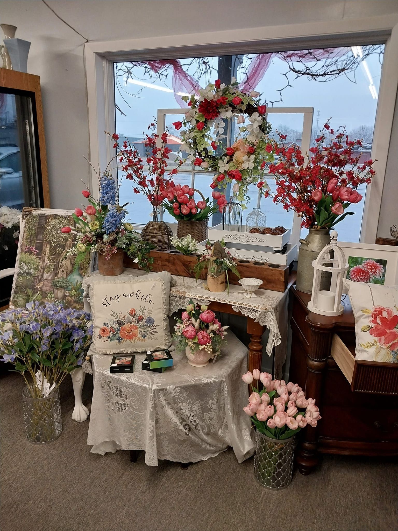 A room filled with lots of flowers and decorations.