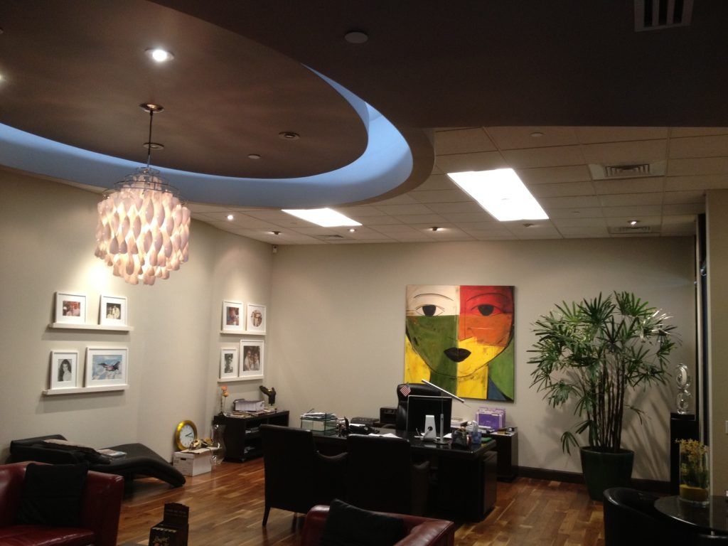 A living room with a chandelier hanging from the ceiling