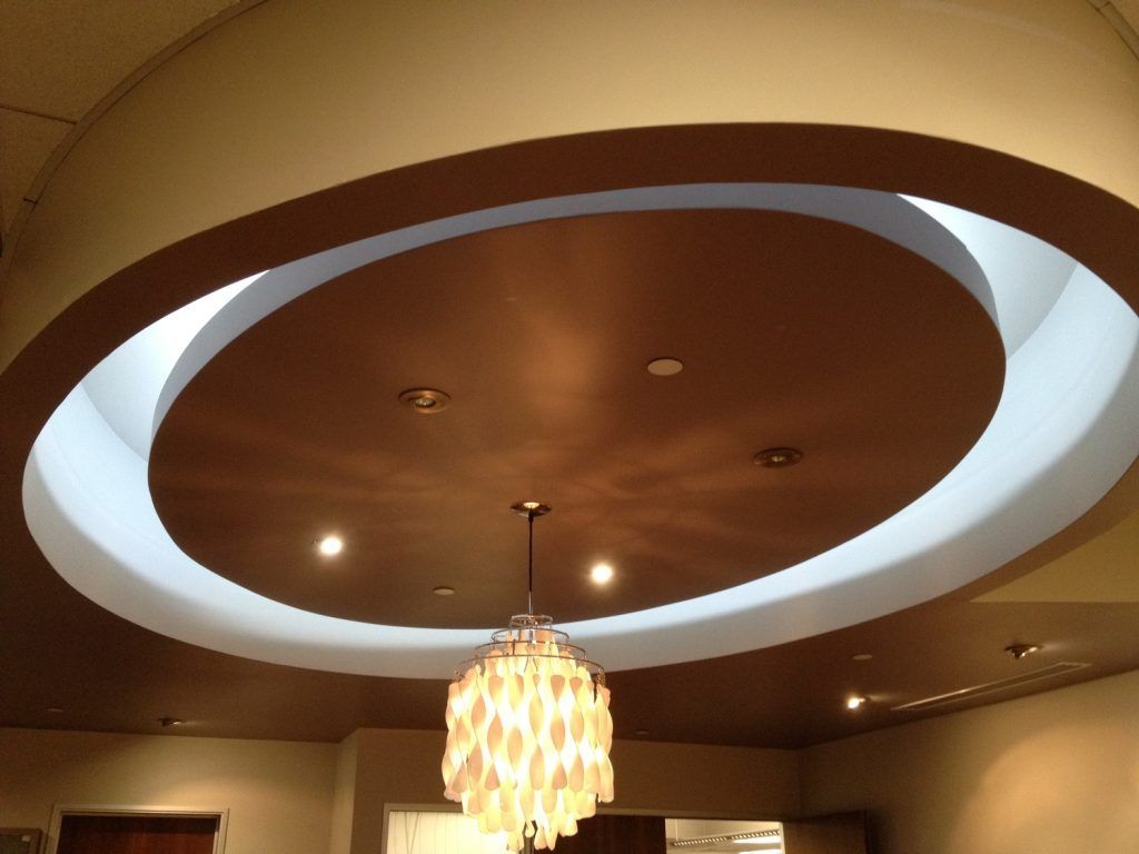 A round ceiling with a chandelier hanging from it