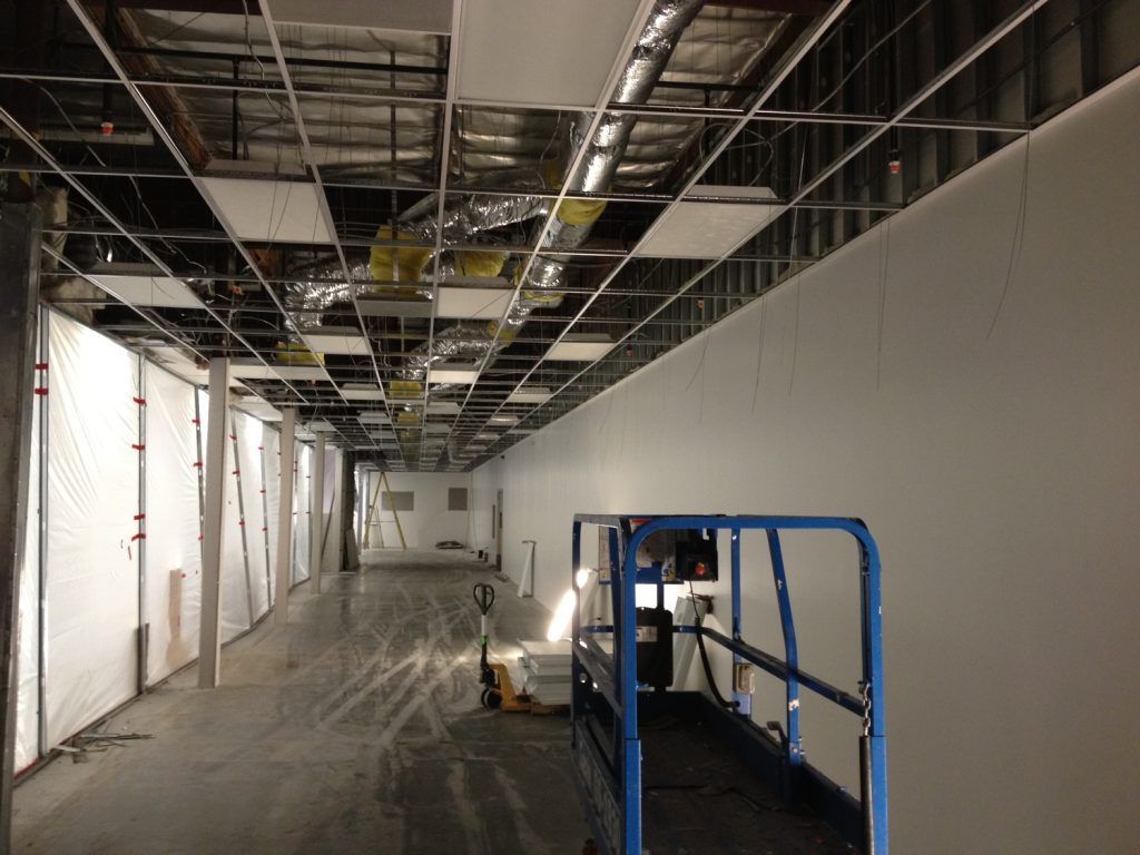 An empty hallway with a lift in the middle of it.