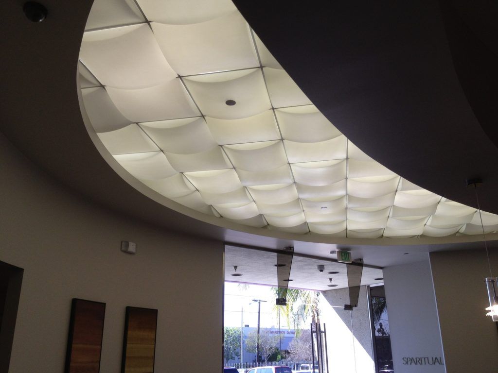A room with a ceiling that says ' atrium ' on it