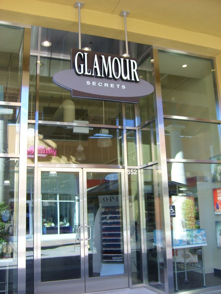 A store front with a sign that says glamour