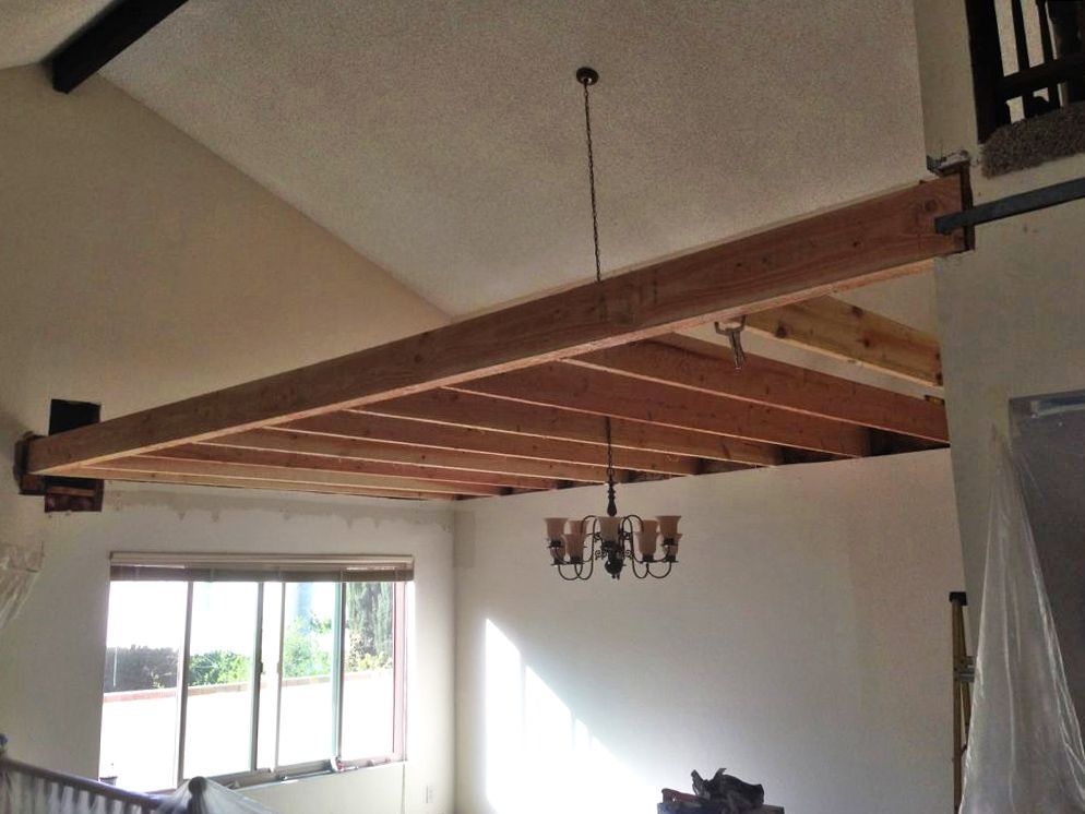 A living room with a chandelier hanging from the ceiling