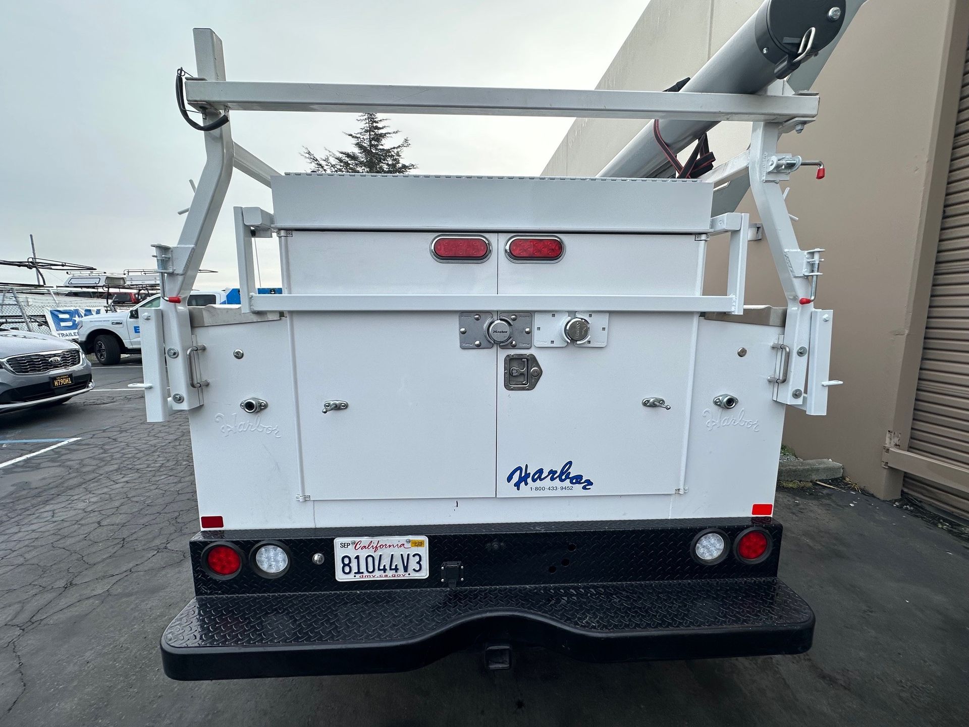 The back of a white truck with a license plate that says ' ea1719nv ' on it