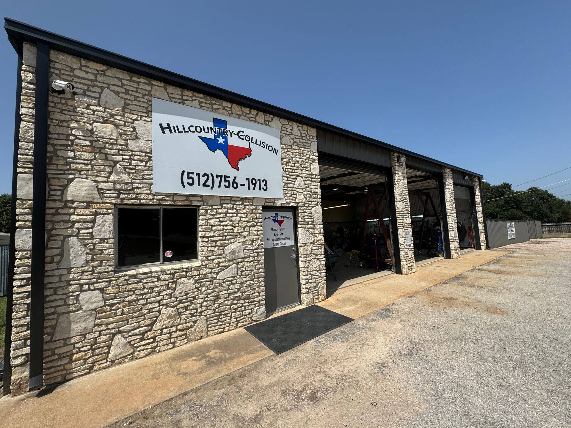 A garage with a texas flag on the side of it