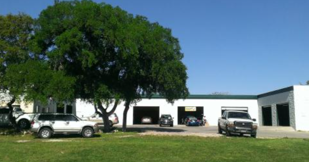 A garage with a texas flag on the side of it