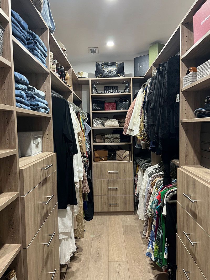 walk-in closet with shelves and drawers