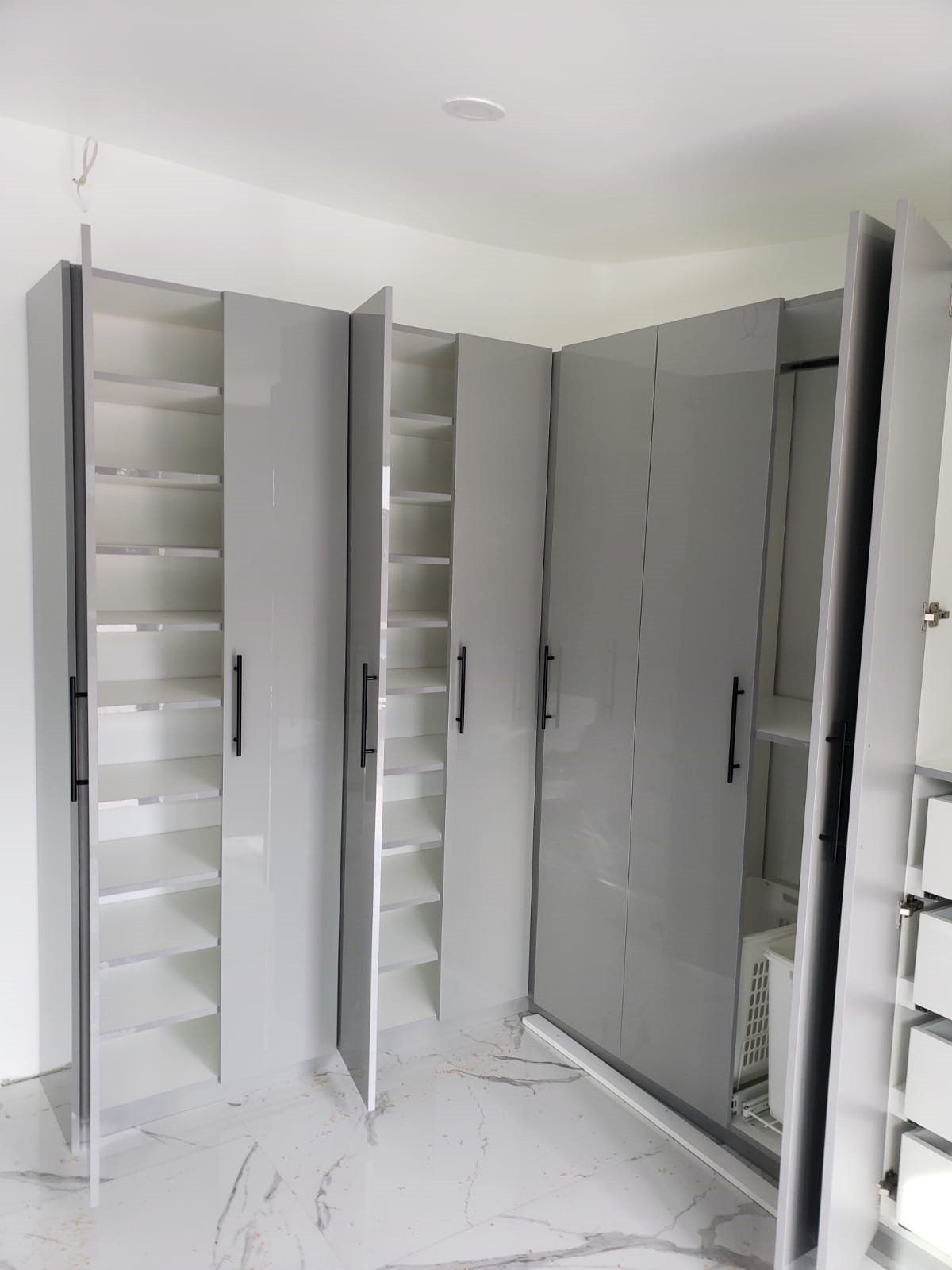 Walk-in Cabinet