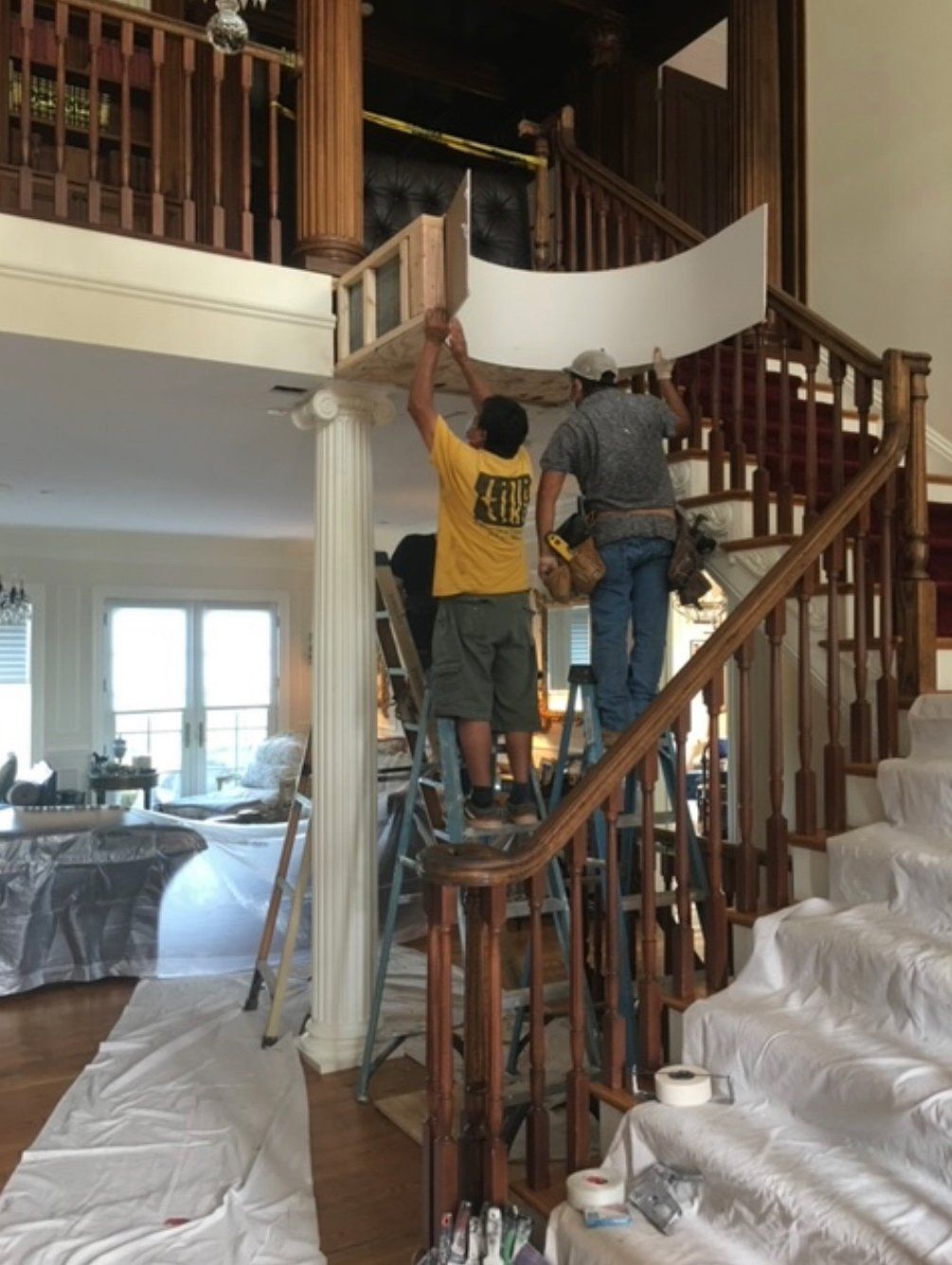 PVE Pneumatic Vacuum Elevator men at work