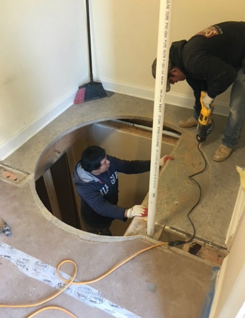 Pneumatic Vacuum Elevator men at work