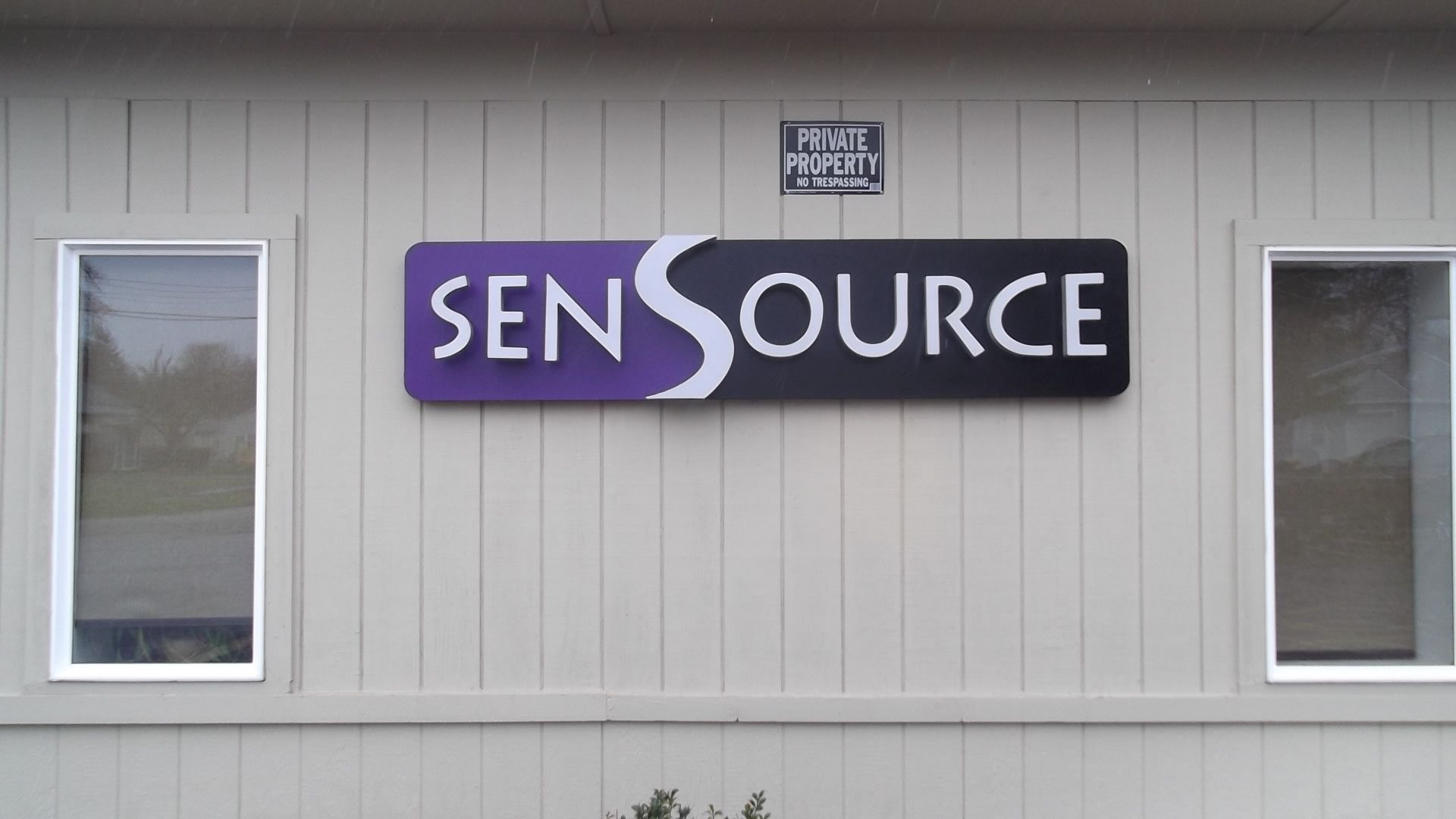 a sign on the side of a building that says sensorce