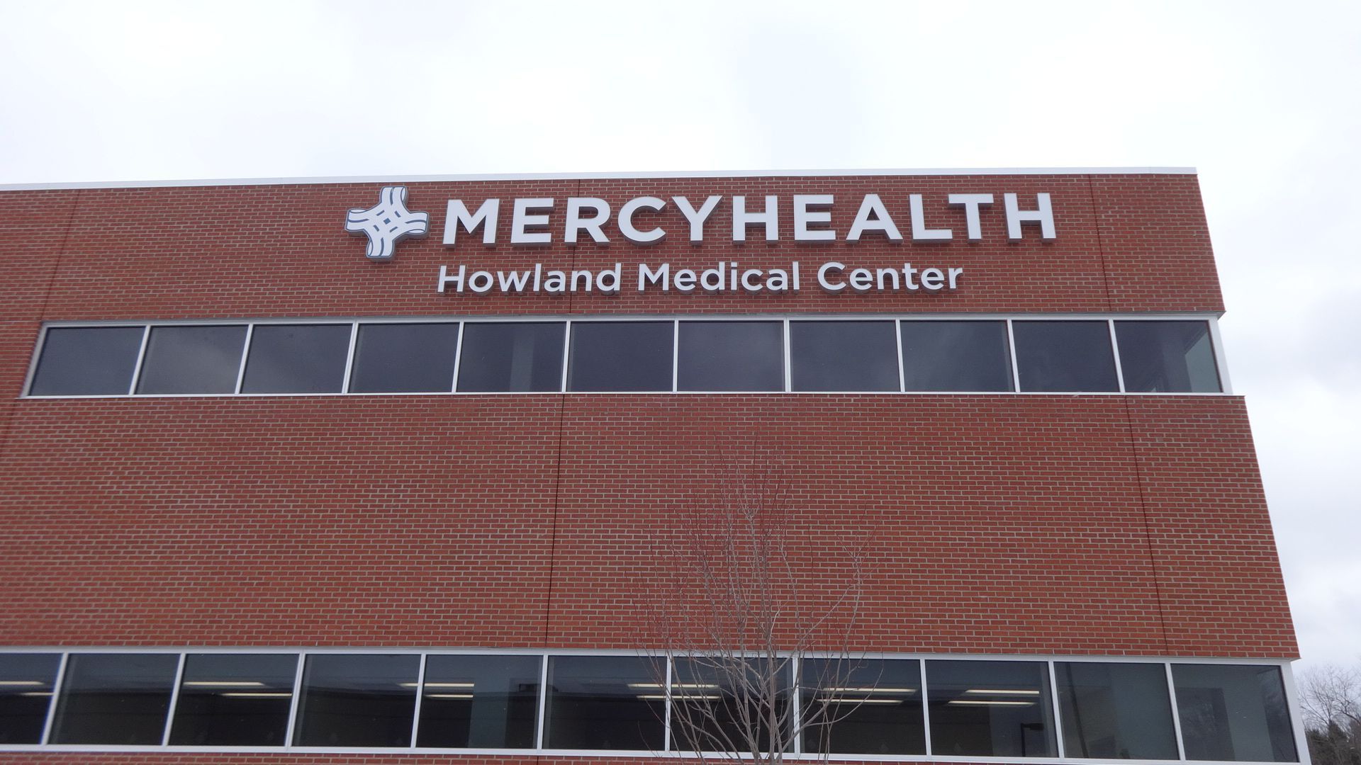 the mercy health howland medical center is located on the top of a brick building 