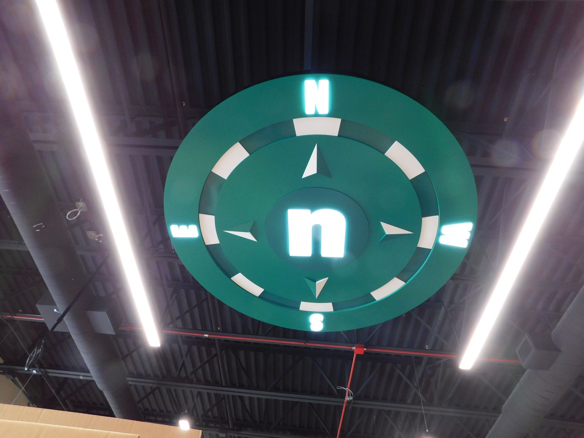 a green compass with the letter n on it