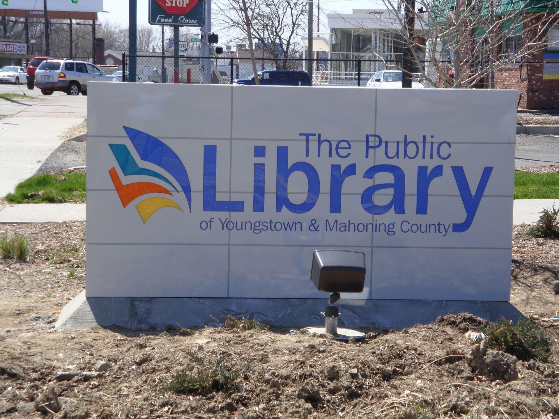 a sign for the public library of youngstown and mahoning county