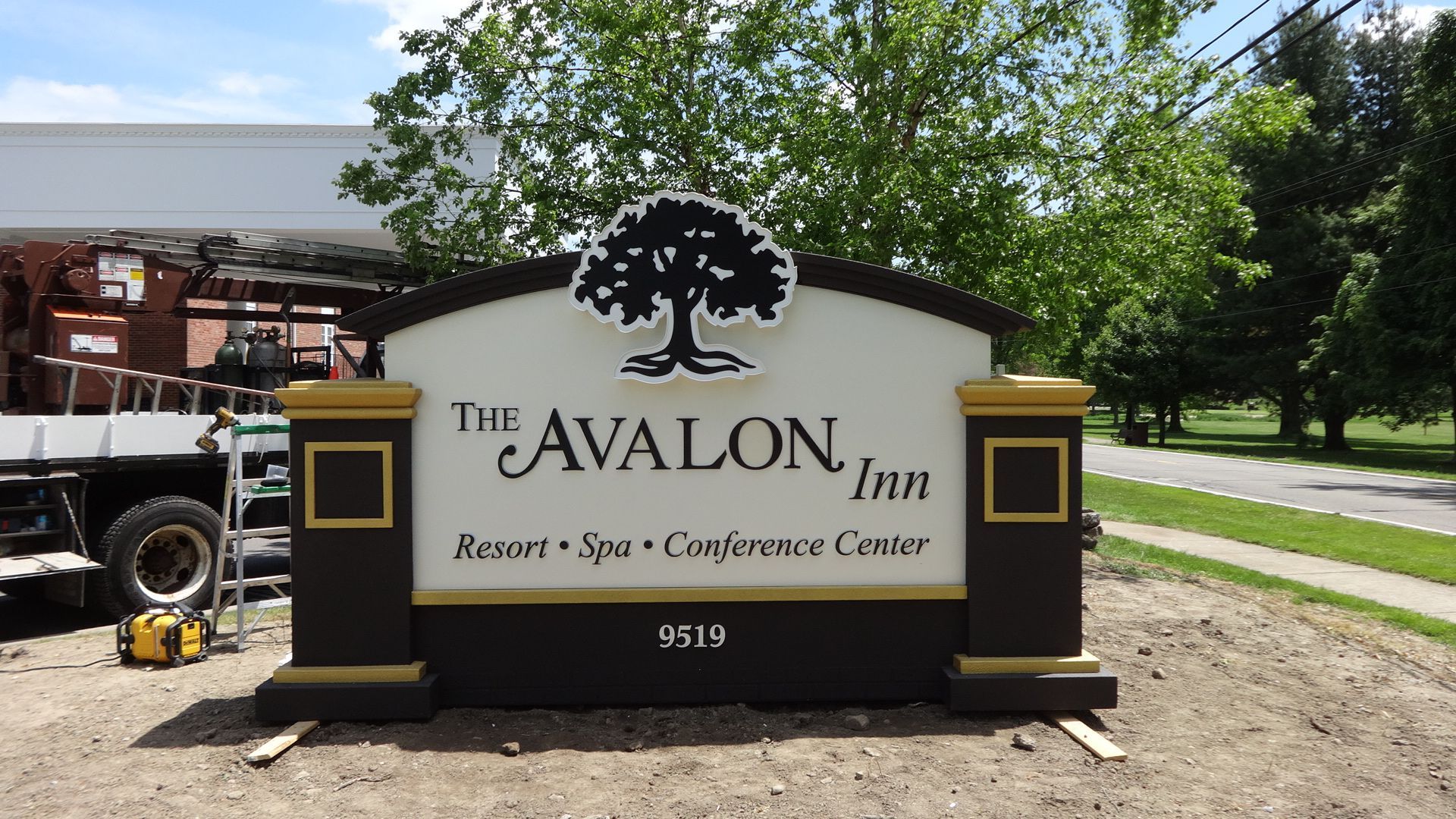 a large sign that says the avalon inn on it